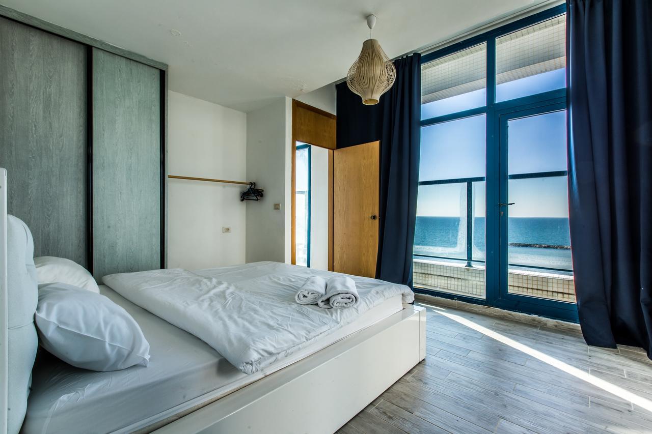 Ocean Front Apartments First Line To The Beach เทลอาวีฟ ภายนอก รูปภาพ