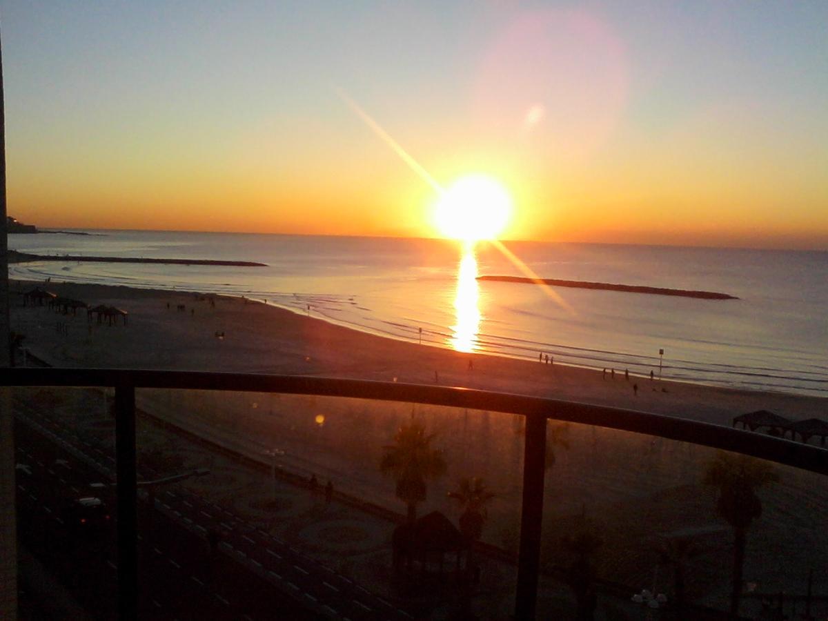Ocean Front Apartments First Line To The Beach เทลอาวีฟ ภายนอก รูปภาพ